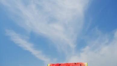 4K夏日蔚蓝天空白云新鲜西瓜视频的预览图